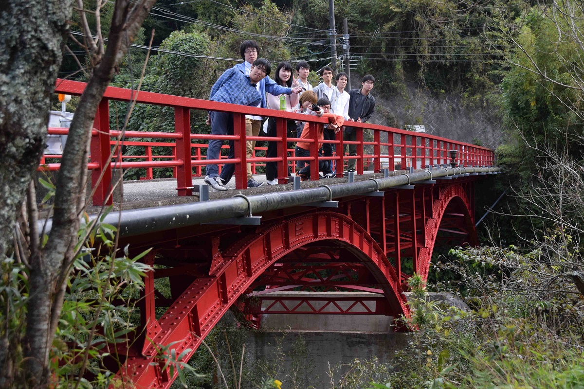 県内唯一の戦前の鋼アーチ橋である粟倉橋