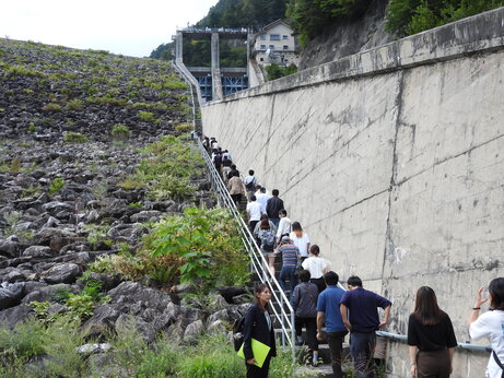 七倉ダムの写真１（階段を登っているところ） width=